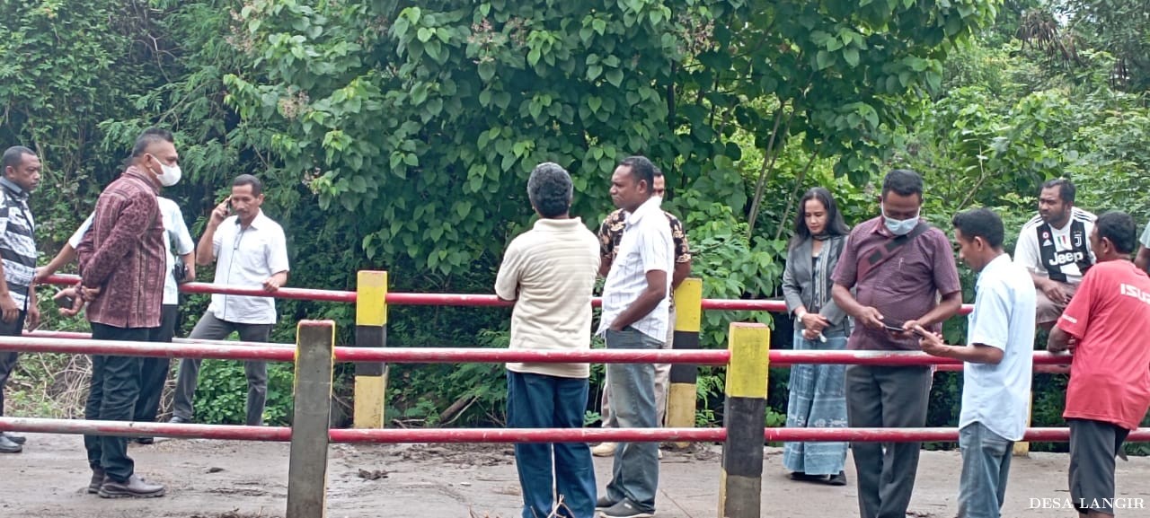 BUPATI SIKKA MENINJAU LANGSUNG LOKASI TERDAMPAK BANJIR DESA LANGIR