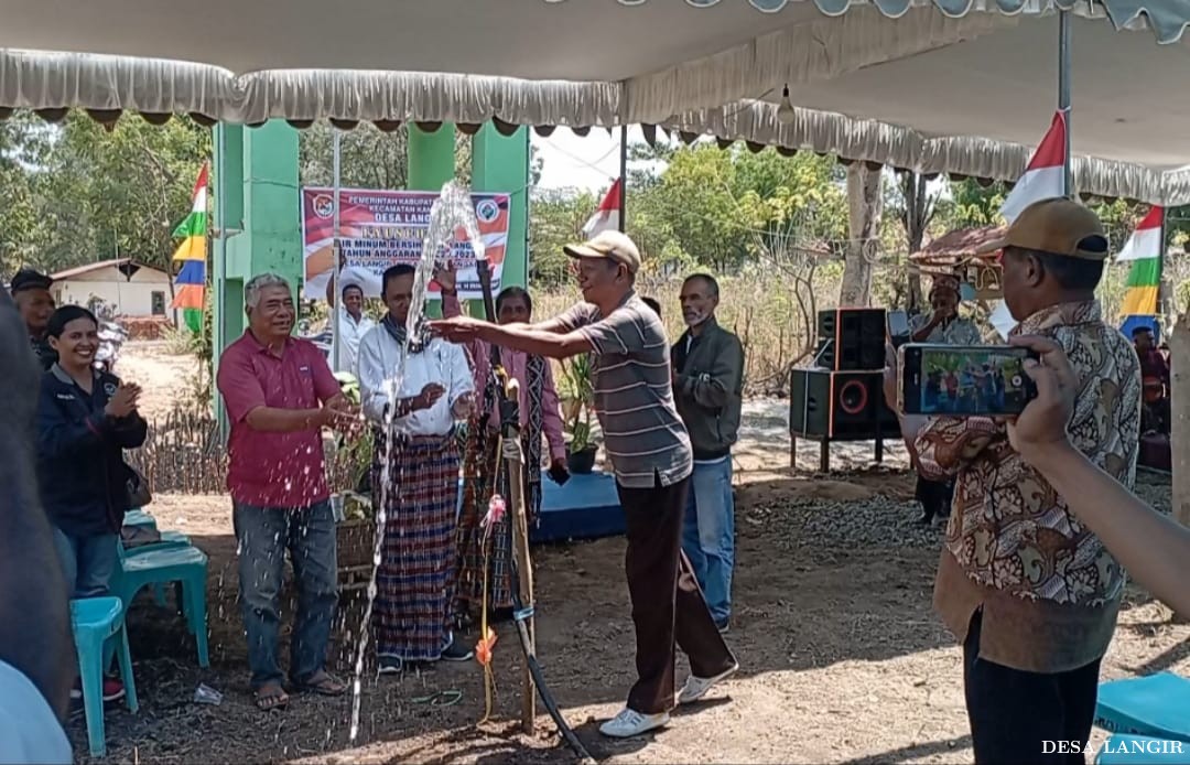 PELUNCURAN PERDANA AIR MINUM  BERSIH DESA LANGIR